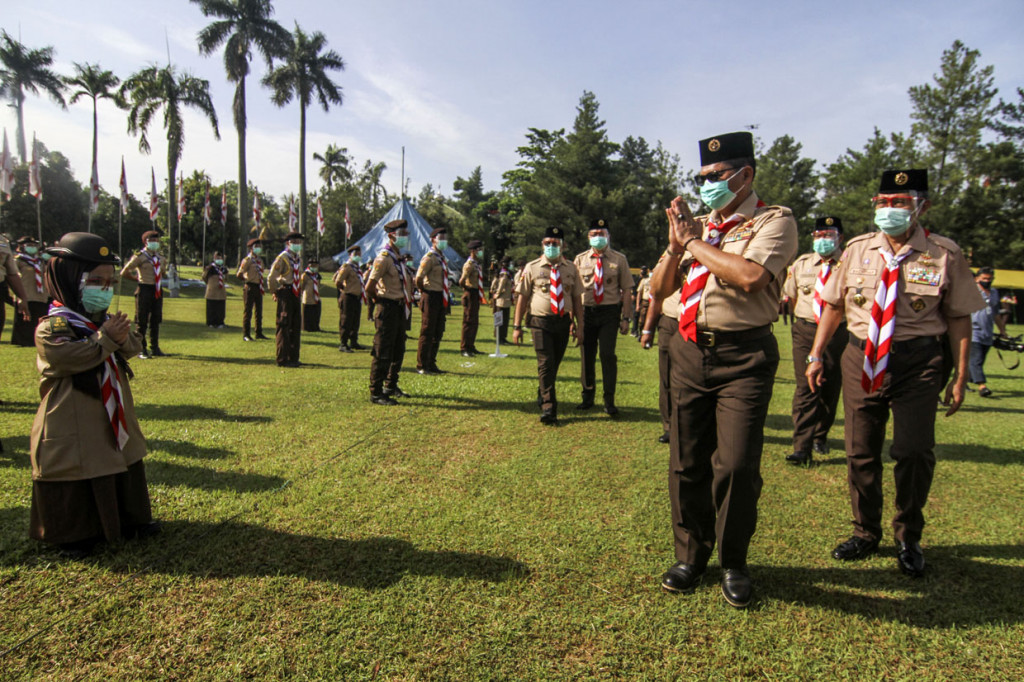 Ketua Kwartir Nasional Gerakan Pramuka Komjen Pol (Purn) Budi Waseso (kedua kanan) menyapa peserta apel kesiapsiagaan di Wiladatika, Jakarta Timur. ANTARA Foto/Asprilla Dwi Adha