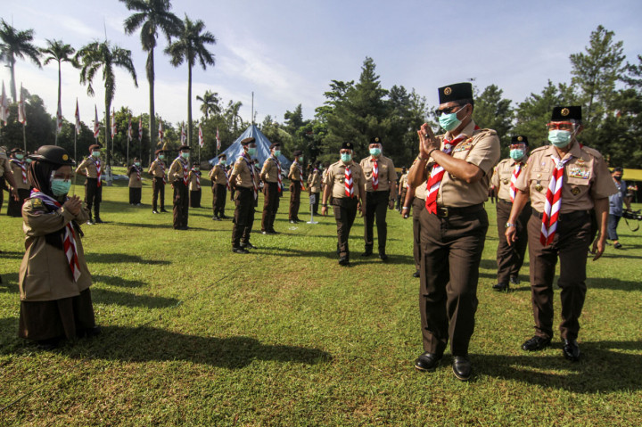 Ketua Kwartir Nasional Gerakan Pramuka Komjen Pol (Purn) Budi Waseso (kedua kanan) menyapa peserta apel kesiapsiagaan di Wiladatika, Jakarta Timur. ANTARA Foto/Asprilla Dwi Adha