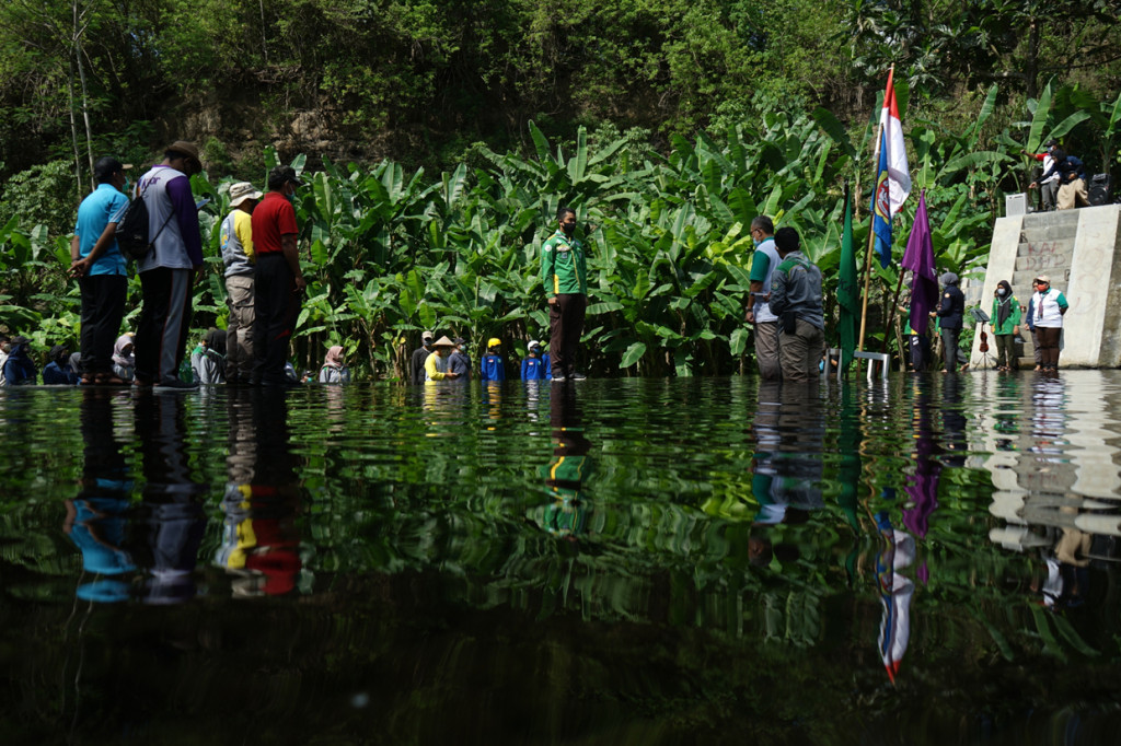 Sejumlah warga mengikuti upacara peringatan Sumpah Pemuda ke-92 di Dam Kali Kuning, Sempu, Wedomartani, Ngemplak. ANTARA Foto/Andreas Fitri Atmoko
