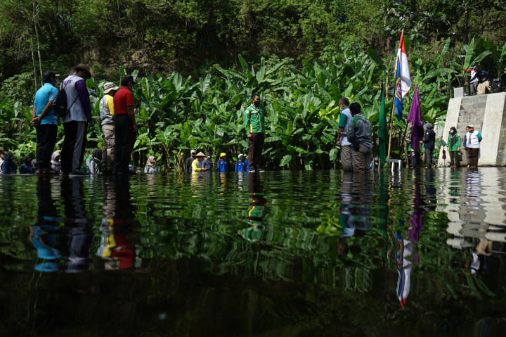 Sejumlah warga mengikuti upacara peringatan Sumpah Pemuda ke-92 di Dam Kali Kuning, Sempu, Wedomartani, Ngemplak. ANTARA Foto/Andreas Fitri Atmoko