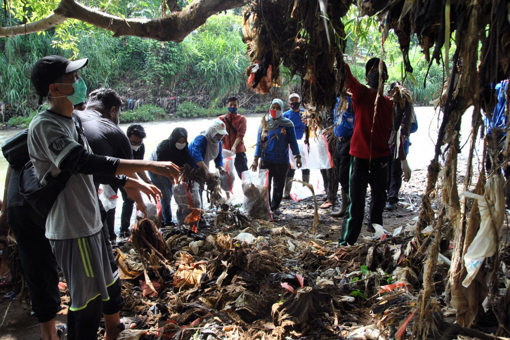 Sejumlah relawan pegiat lingkungan bersama tim satgas naturalisasi Ciliwung Kota Bogor memungut sampah di Delta Ciliwung Sukaresmi, Kota Bogor, Jawa Barat. ANTARA Foto/Arif Firmansyah