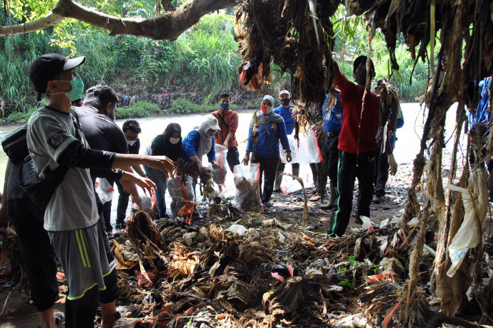 Sejumlah relawan pegiat lingkungan bersama tim satgas naturalisasi Ciliwung Kota Bogor memungut sampah di Delta Ciliwung Sukaresmi, Kota Bogor, Jawa Barat. ANTARA Foto/Arif Firmansyah