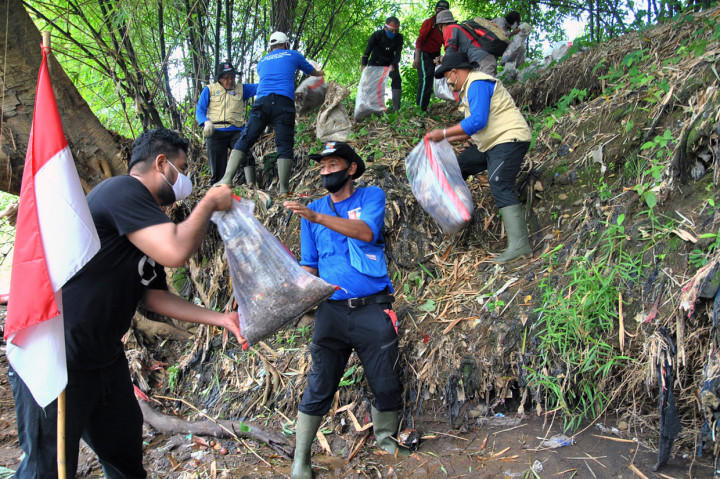 Kegiatan dalam rangka peringatan hari Sumpah Pemuda dengan memungut sampah di sungai Ciliwung tersebut untuk mengajak para pemuda Indonesia untuk selalu menjaga lingkungan dan tidak membuang sampah di sungai. ANTARA Foto/Arif Firmansyah