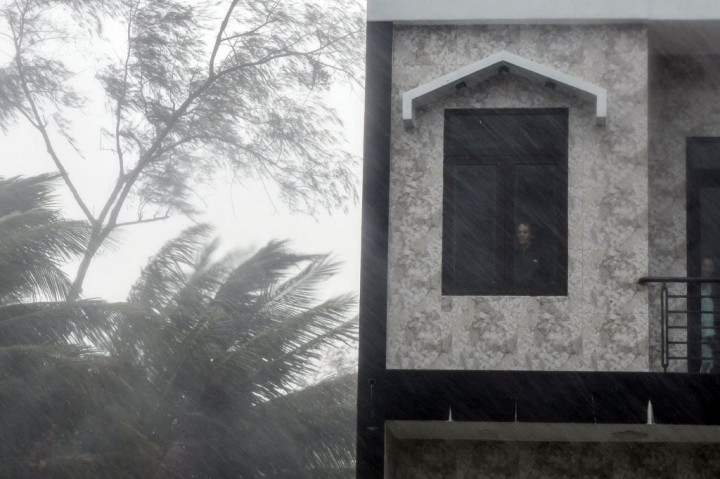 Dua orang dilaporkan meninggal dunia dan 26 lainnya hilang saat Topan Molave ??menghantam Vietnam tengah pada Rabu, 28 Oktober 2020. Topan juga merobohkan pohon dan merobek atap rumah.