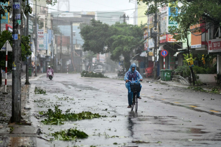 Pihak berwenang mengevakuasi sekitar 375.000 orang ke tempat aman, membatalkan ratusan penerbangan dan menutup sekolah serta pantai menjelang topan mendarat di Vietnam. Topan membawa angin berkecepatan hingga 145 kilometer per jam (85 mil per jam).