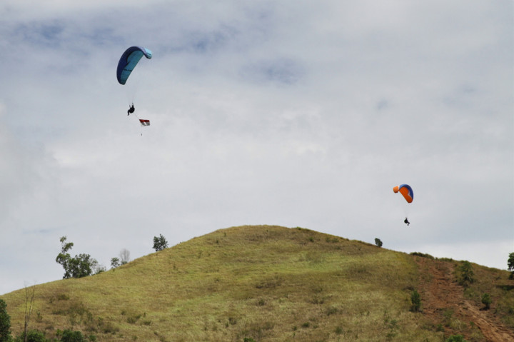 Kawasan Gunung Ahuawali Konawe berpotensi menjadi kawasan Wisata Dirgantara Paralayang sebab memiliki ketingginya 700 MDPL dan kecepatan angin stabil.
