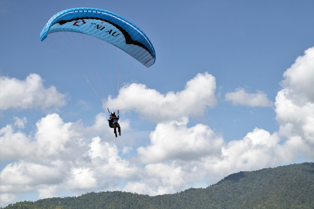 Atlet dirgantara asuhan TNI AU Haluoleo terbang di atas Gunung Ahuawali, Kecamatan Puriala, Konawe, Sulawesi Tenggara.