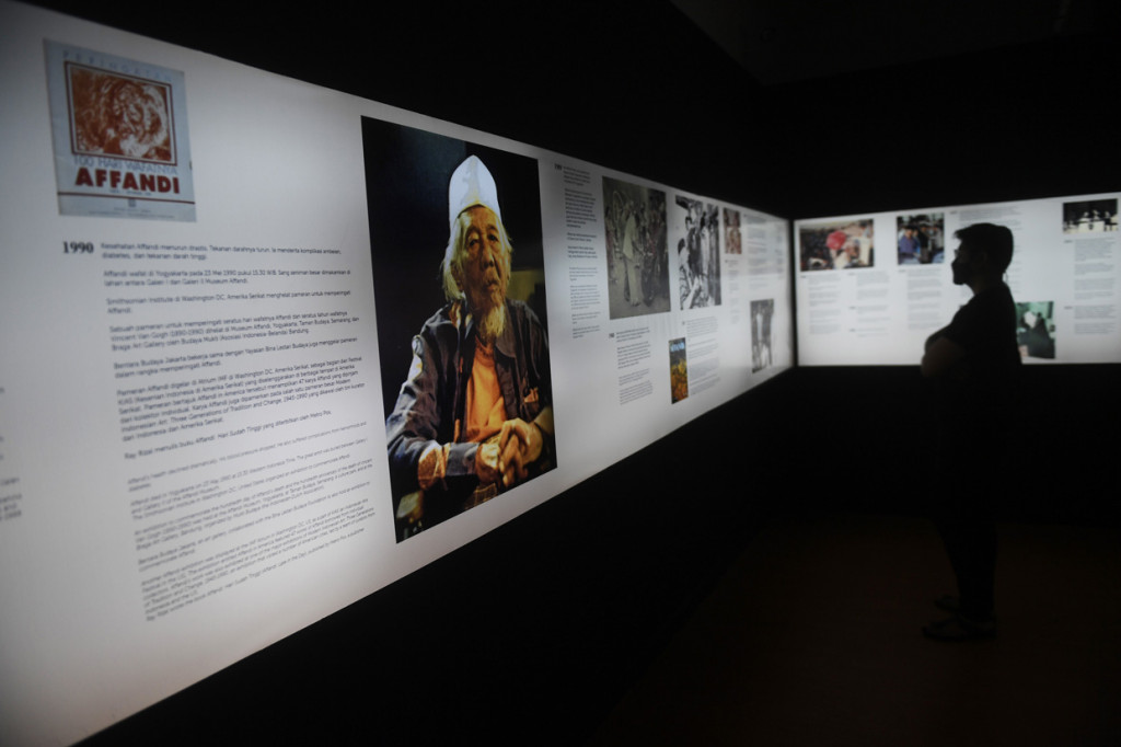 Pengunjung memerhatikan sejarah maestro lukis Affandi dalam pameran bertajuk Alam, Ruang, Manusia di Galeri Nasional Indonesia, Jakarta.