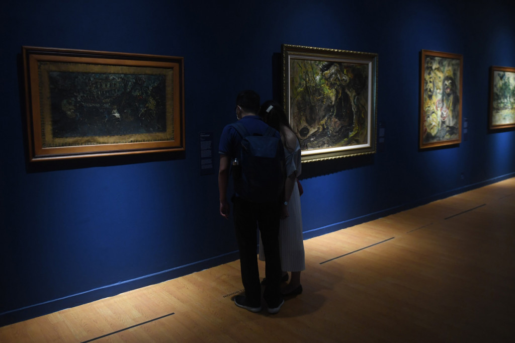 Pengunjung memerhatikan karya maestro lukis Affandi dalam pameran bertajuk Alam, Ruang, Manusia di Galeri Nasional Indonesia, Jakarta.