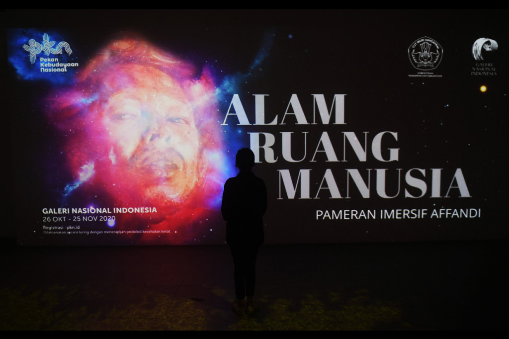 Pengunjung memerhatikan gambar maestro lukis Affandi dalam pameran bertajuk Alam, Ruang, Manusia di Galeri Nasional Indonesia, Jakarta.