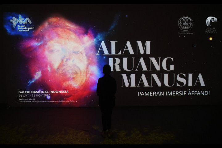 Pengunjung memerhatikan gambar maestro lukis Affandi dalam pameran bertajuk Alam, Ruang, Manusia di Galeri Nasional Indonesia, Jakarta.