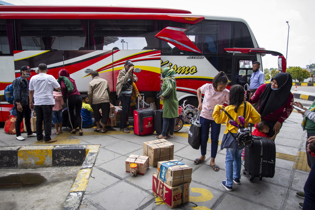 Calon penumpang menunggu jadwal keberangkatan bus di Terminal Terpadu Pulo Gebang, Jakarta.