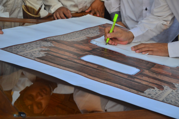 Seniman kaligrafi menulis kembali Mushaf Al-Quran dengan tangan saat kegiatan 