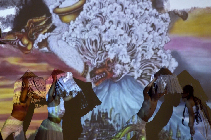 Seniman menampilkan 'performing art' saat pembukaan pameran bertajuk Bali Megarupa 'Candika Jiwa: Melampaui Medium, Ruang dan Waktu' di kawasan Ubud, Gianyar, Bali.