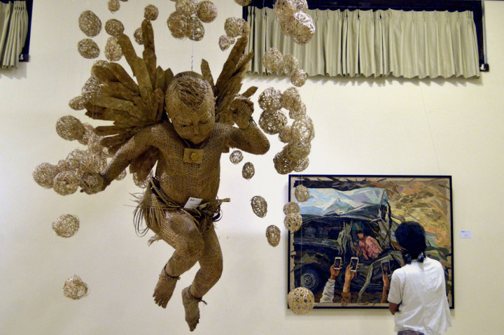 Pengunjung mengamati karya seni rupa yang dipajang dalam pameran bertajuk Bali Megarupa 'Candika Jiwa: Melampaui Medium, Ruang dan Waktu' di kawasan Ubud, Gianyar, Bali.