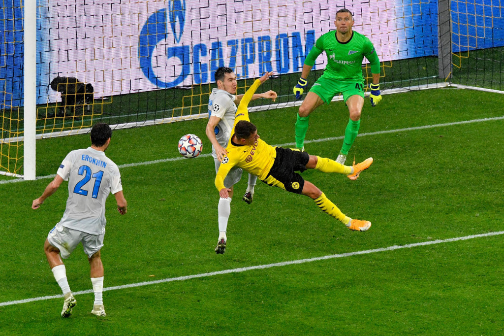 Pada menit 78, Dortmund mendapat hadiah penalti karena Vyacheslav Karavaev melakukan pelanggaran terhadap Thorgan Hazard. 