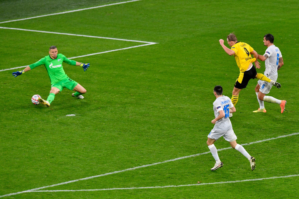 Jelang laga berakhir, tepatnya 90+1, Dortmund kembali bersorak. Haaland sukses menggandakan keunggulan setelah menyambut umpan sundulan dari Jude Bellingham. 
