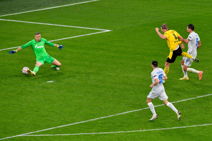 Jelang laga berakhir, tepatnya 90+1, Dortmund kembali bersorak. Haaland sukses menggandakan keunggulan setelah menyambut umpan sundulan dari Jude Bellingham. 
