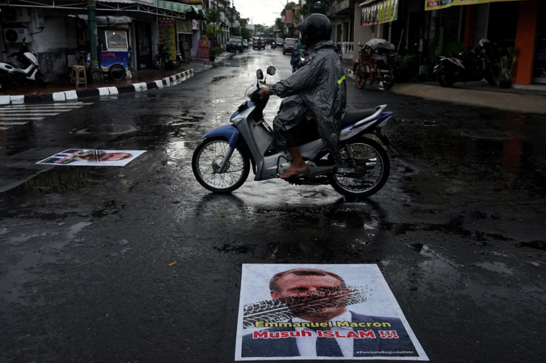 Potret Poster Presiden Prancis yang Ditempel di Jalan ...