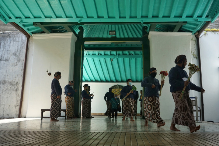 Abdi dalem Keraton Yogyakarta membawa rengginang bagian dari uborampe Garebeg saat upacara adat Garebeg Mulud 2020 di Keraton Yogyakarta.