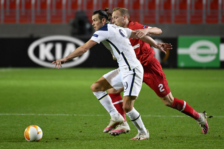 Peluang-peluang awal laga Tottenham lewat Gareth Bale masih melebar pada menit ketujuh.