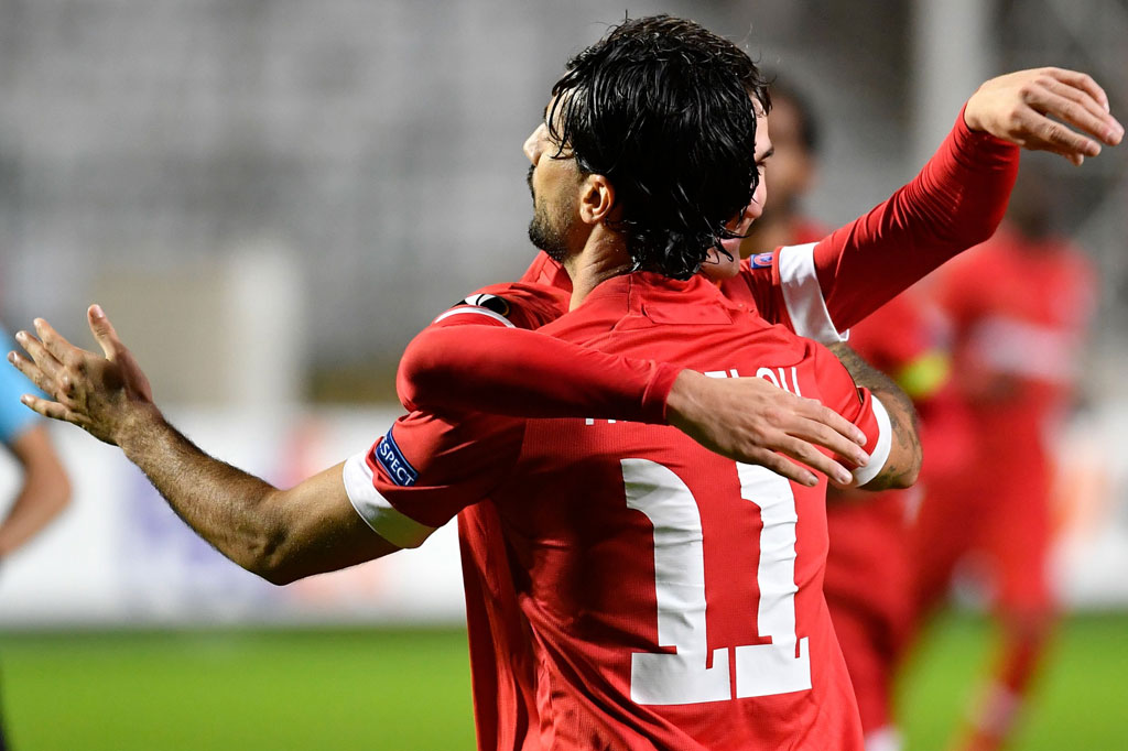 Pada menit ke-29 tuan rumah akhirnya berhasil membuka keunggulan. Gol berawal saat Ben Davies kehilangan bola di area pertahanan Tottenham dan Diumerci Mbokani mengirimkannya untuk diselesaikan Lior Refaelov demi membawa Antwerp memimpin.