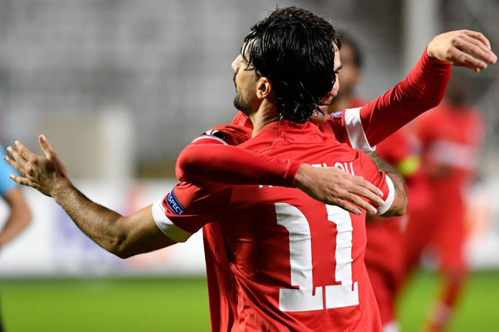 Pada menit ke-29 tuan rumah akhirnya berhasil membuka keunggulan. Gol berawal saat Ben Davies kehilangan bola di area pertahanan Tottenham dan Diumerci Mbokani mengirimkannya untuk diselesaikan Lior Refaelov demi membawa Antwerp memimpin.