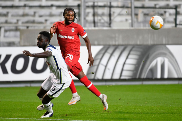 Kendati ditekan, Antwerp justru berpeluang menggandakan keunggulan pada menit ke-53, tetapi penyelesaian Mbokani menyambut umpan tarik Refaelov masih melenceng.