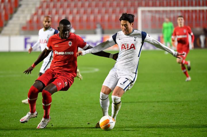 Tottenham terus berupaya menembus pertahanan Antwerp, tetapi gagal menemukan cara untuk menyamakan kedudukan. Tendangan Son Heung-Min yang diredam Jeremy Gelin menjadi akhir percobaan Spurs sebelum wasit meniup peluit panjang di laga tersebut.