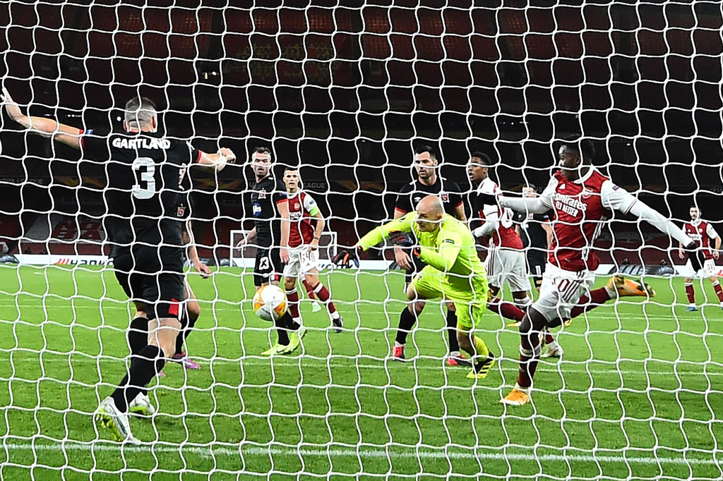 Setelah kesulitan menembus tebalnya pertahanan tim tamu, Arsenal akhirnya membuka keunggulan pada menit ke-42 lewat aksi Eddie Nketiah menyambar bola liar hasil tinjuan tak sempurna kiper Gary Rogers dalam situasi sepak pojok.