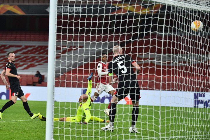 Dua menit kemudian keunggulan tuan rumah digandakan oleh Joe Willock yang berada di posisi sempurna untuk menyontek bola muntah hasil tembakan Nicolas Pepe.