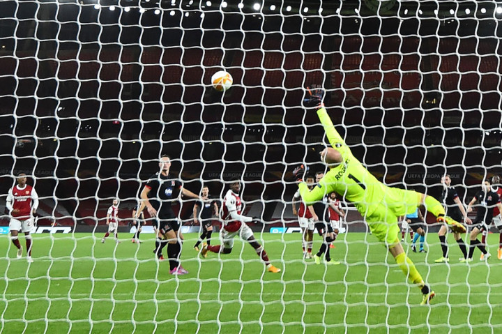 Gol ketiga Arsenal lahir hanya 30 detik setelah babak kedua berjalan, saat Willock berhasil menerobos pertahanan Dundalk dan dengan cermat menyodorkan bola untuk diselesaikan oleh Pepe ke pojok kiri atas gawang tim tamu.