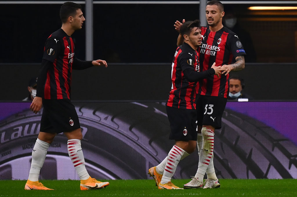 Diaz melakukan selebrasi bersama rekan-rekan setimnya usai menjebol gawang tim tamu.