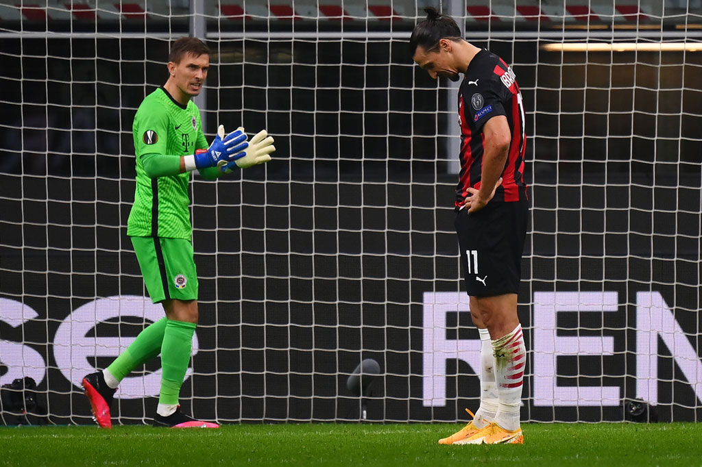 Ibrahimovic tertunduk lesu setelah gagal melesakkan bola ke gawang Sparta.