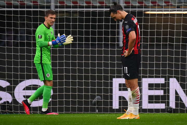 Ibrahimovic tertunduk lesu setelah gagal melesakkan bola ke gawang Sparta.