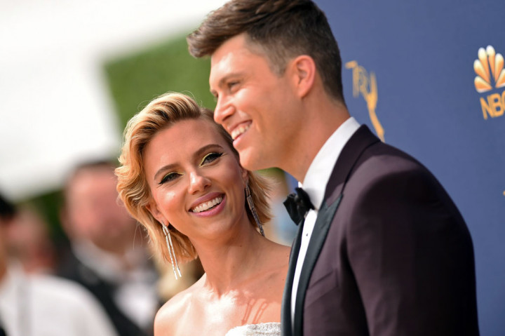 Aktris 'Black Widow' Scarlett Johansson menikah dengan tunangannya, komedian Colin Jost dari 'Saturday Night Live'. Pernikahan keduanya berlangsung secara sederhana.