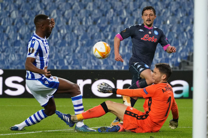 Pertandingan berjalan cukup sengit tetapi skor nirgol menutup babak pertama setelah peluang emas Napoli pada menit ke-12 lewat Mario Rui melebar dari gawang tuan rumah.