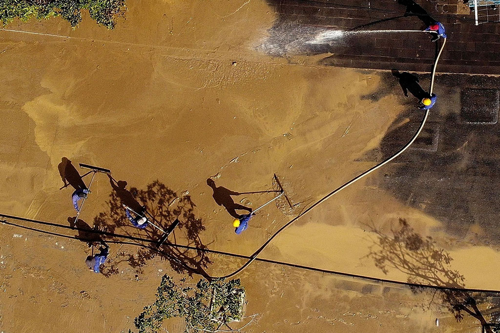 Vietnam masih mencari korban longsor yang dipicu oleh Badai Molave, salah satu angin puyuh terkuat yang menghantam negara itu dalam puluhan tahun terakhir.
