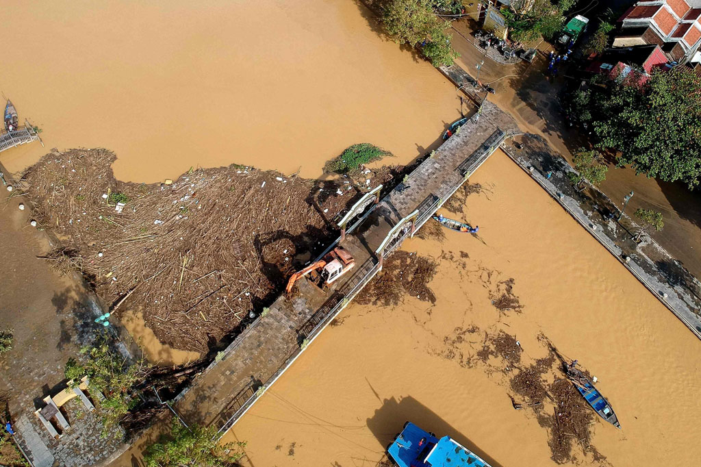 Ratusan tentara yang dilengkapi peralatan berat dikerahkan ke lokasi longsor di wilayah pelosok di Provinsi Quang Nam. Laporan sementara menunjukkan 19 orang tewas dan 48 lainnya hilang. Namun, upaya penyelamatan terhambat oleh cuaca buruk.