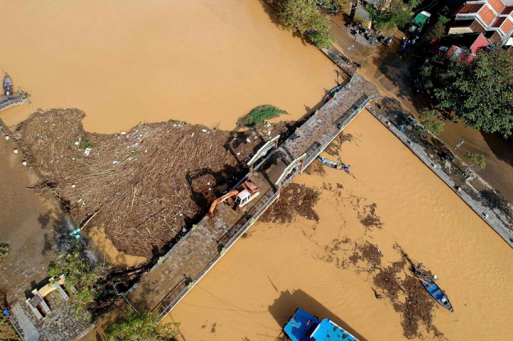 Ratusan tentara yang dilengkapi peralatan berat dikerahkan ke lokasi longsor di wilayah pelosok di Provinsi Quang Nam. Laporan sementara menunjukkan 19 orang tewas dan 48 lainnya hilang. Namun, upaya penyelamatan terhambat oleh cuaca buruk.
