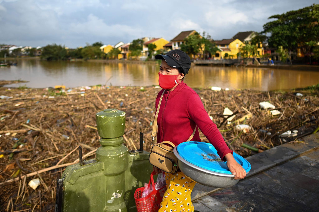 Sekitar 160 orang tewas dan puluhan warga masih hilang tertimbun tanah longsor. Rangkaian badai yang menerjang Vietnam sejak awal Oktober menjadi salah satu penyebab terjadinya longsor.