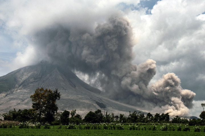Gunung Sinabung yang terletak di Kabupaten Karo, Provinsi Sumatera Utara mengeluarkan abu vulkanik pada Jumat, 30 Oktober 2020.