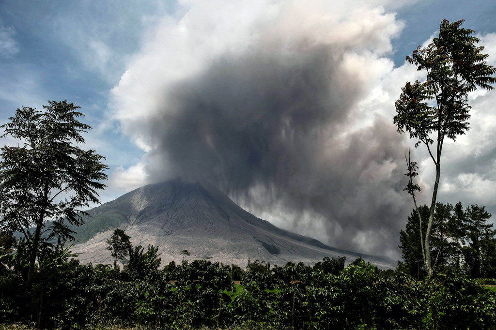 Pelaksana tugas (Plt) Kepala Badan Penanggulangan Bencana Daerah (BPBD) Karo Natanail Perangin-angin mengatakan erupsi Gunung Sinabung yang terjadi pada Kamis, 29 Oktober 2020 sore, menyebabkan tiga kecamatan terpapar debu vulkanik dan luncuran awan panas.