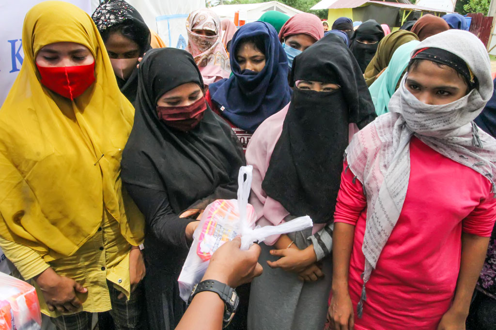 Pengungsi etnis Rohingya antre mengambil distribusi bantuan 'hygiene kit' di tempat penampungan sementara BLK Desa Kandang, Lhokseumawe, Aceh, Jumat, 30 Oktober 2020.