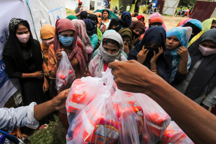 Human Initiative, lembaga pengelolaan yang fokus dalam kemanusiaan memberikan bantuan berupa 391 paket 'hygiene kit' dan 23 unit lemari pakaian untuk pengungsi Tohingya di Aceh.