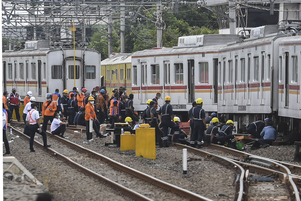 Sejumlah petugas berusaha mengevakuasi kereta rel listrik (KRL) dengan nomor KA 1481 tujuan Bekasi-Jakarta Kota yang anjlok di kawasan Kampung Bandan, Jakarta, Jumat, 30 Oktober 2020. 