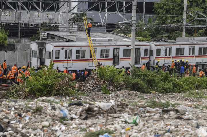 Tidak ada korban jiwa dalam peristiwa tersebut, sementara penyebab anjloknya KRL masih dalam penyelidikan pihak terkait.
