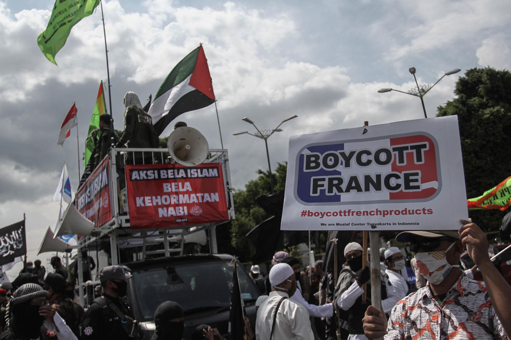 Pengunjuk rasa melakukan aksi boikot Presiden Prancis Emmanuel Macron di kawasan Nol Kilometer Yogyakarta, DI Yogyakarta, Jumat, 30 Oktober 2020. ANTARA FOTO/Hendra Nurdiyansyah