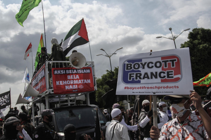 Pengunjuk rasa melakukan aksi boikot Presiden Prancis Emmanuel Macron di kawasan Nol Kilometer Yogyakarta, DI Yogyakarta, Jumat, 30 Oktober 2020. ANTARA FOTO/Hendra Nurdiyansyah