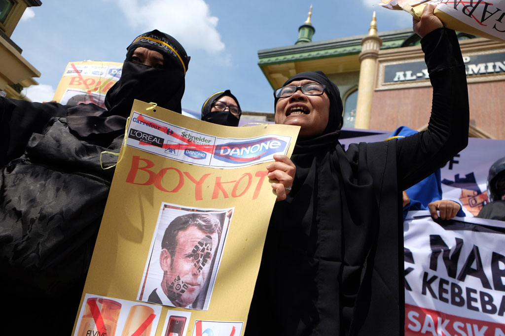 Sejumlah pengunjuk rasa juga menggelar aksi damai Bela Nabi di depan Gedung Sate Bandung, Jawa Barat. ANTARA FOTO/Raisan Al Farisi